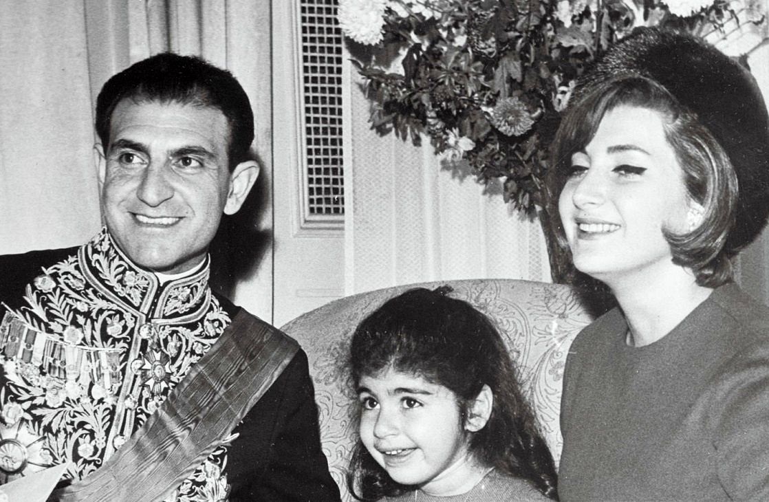 عکس/  «شهناز پهلوی در کنار پدر و نامادری اش»؛ سال 1331