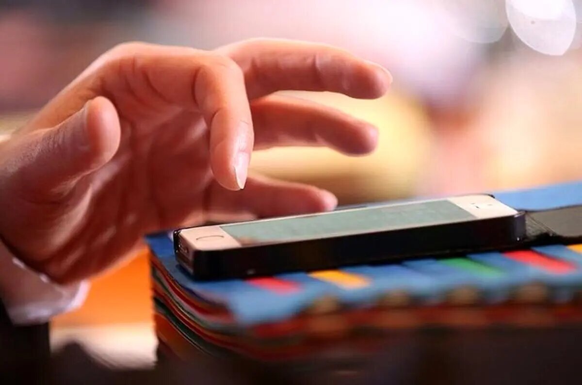 چک کردن موبایل به محض بیدار شدن از خواب چگونه روی خلق و خوی تاثیر می‌گذارد؟
