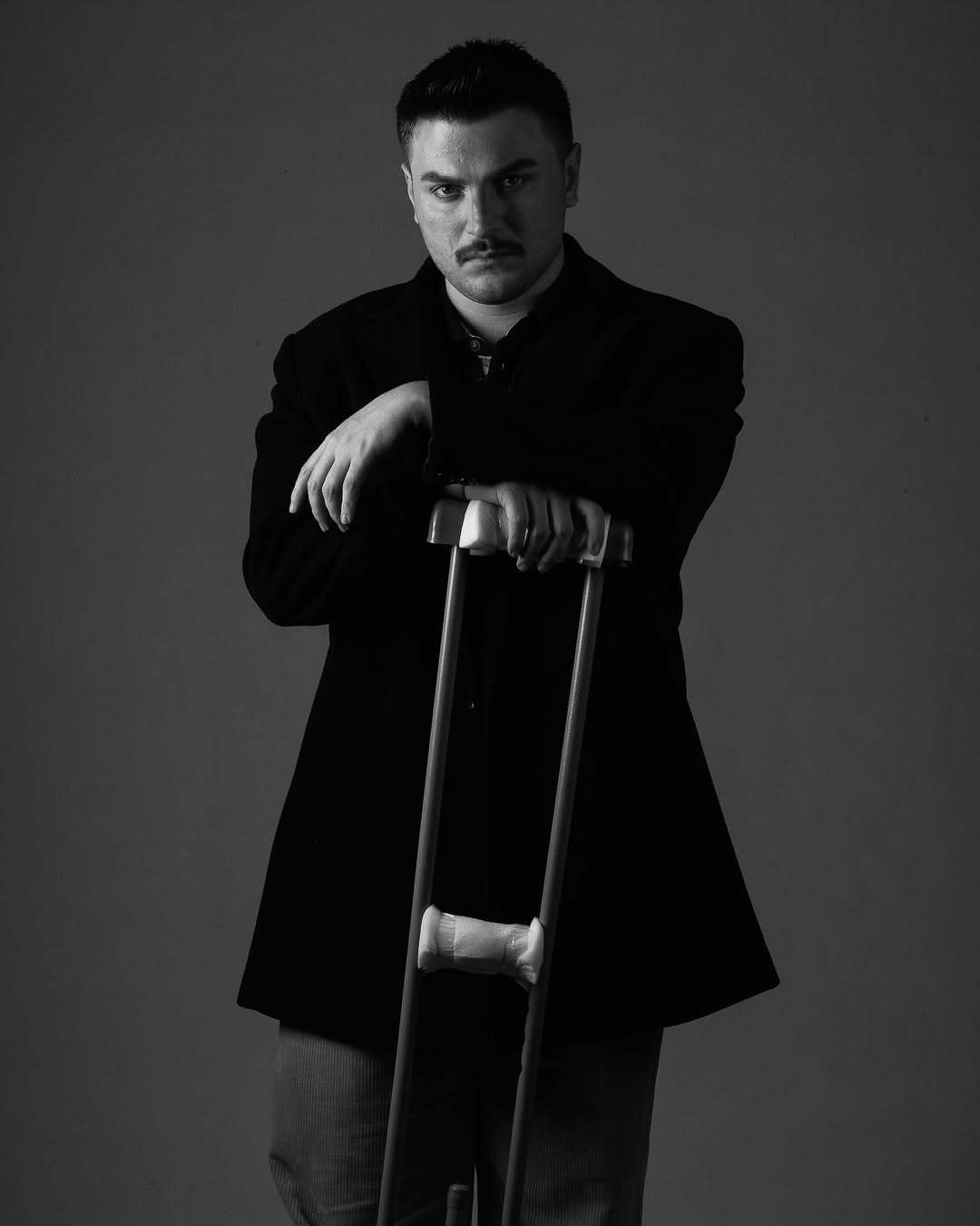 عکس‌های عصا به‌دست دارا حیایی جلب‌توجه کرد!