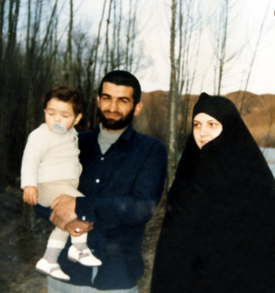عکس/ «شهید بابایی» در کنار همسر و فرزندش» در ایام جنگ؛ دهه ۶۰ عکس/ «شهید بابایی» در کنار همسر و فرزندش» در ایام جنگ؛ دهه ۶۰