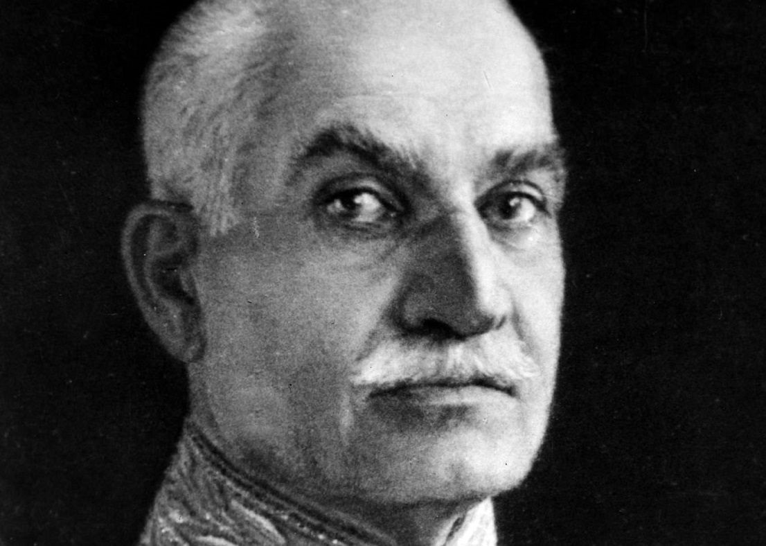 عکس/ «رضاخان در حال بازدید از چشمه نفت در کرمانشاه»؛ دهه 1300