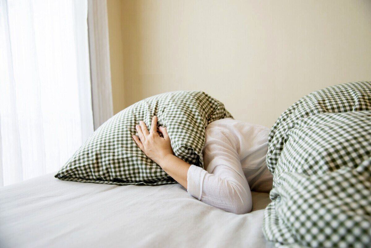 خوابیدن به این شکل باعث فشار به گردن و ستون فقرات و اختلال تنفس می‌شود