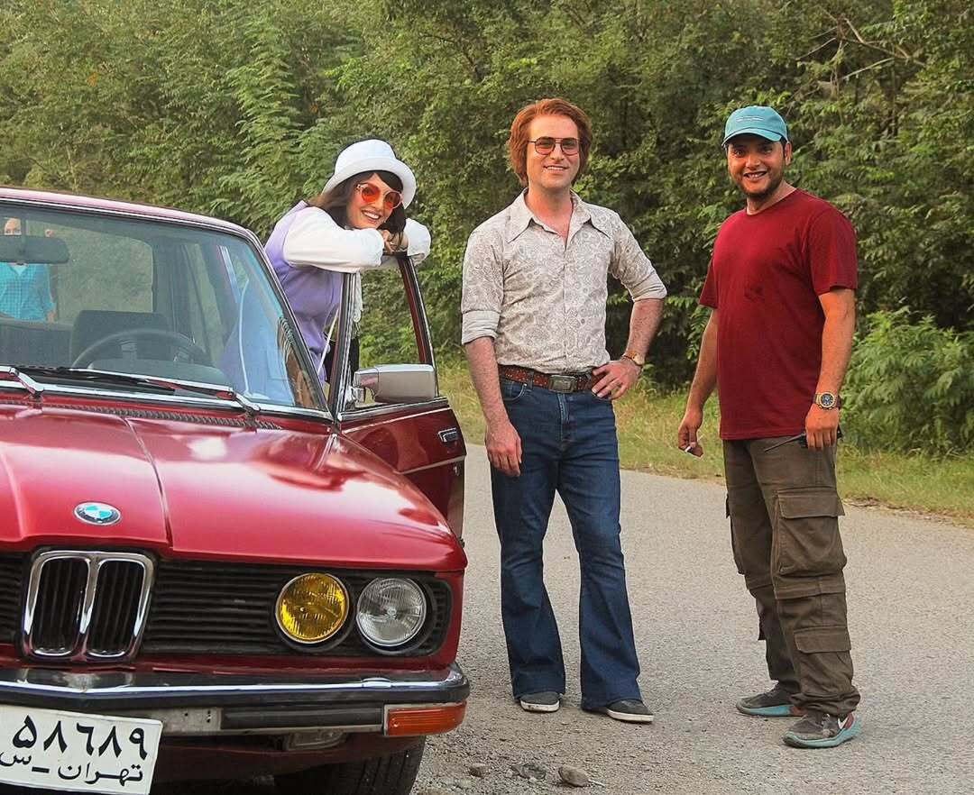 یک عکس صمیمی از پشت‌صحنه تاسیان بیرون آمد