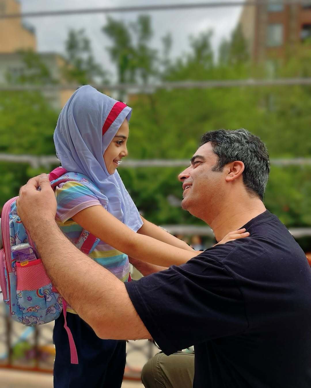 عکس/قاب عاشقانه منوچهر هادی و سوفیا در آخرین روز مدرسه