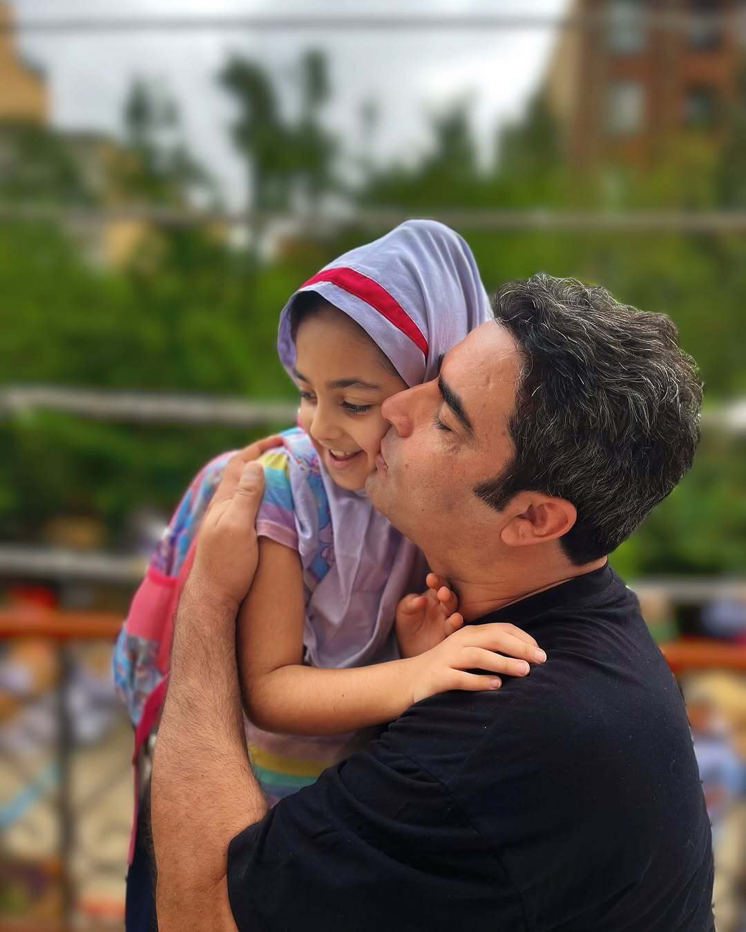عکس/قاب عاشقانه منوچهر هادی و سوفیا در آخرین روز مدرسه