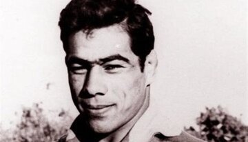 عکس/تختی در حال دریافت نشان از شاه