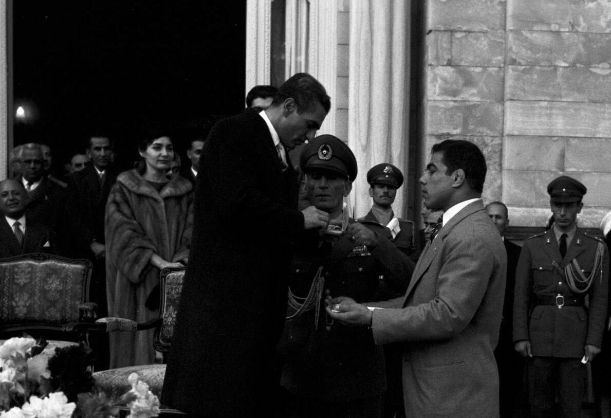 عکس/تختی در حال دریافت نشان از شاه