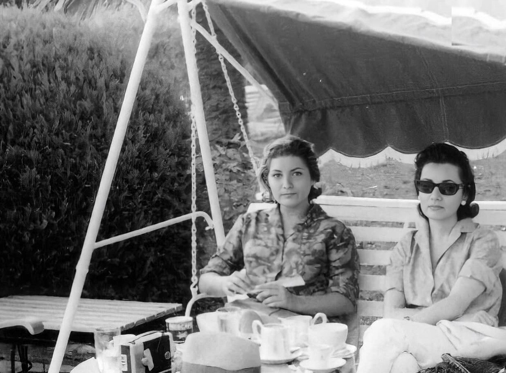 عکس/ «شهناز پهلوی در کنار مادر مصری اش، فوزیه»؛ دهه ۳۰ عکس/ «شهناز پهلوی در کنار مادر مصری اش، فوزیه»؛ دهه ۳۰