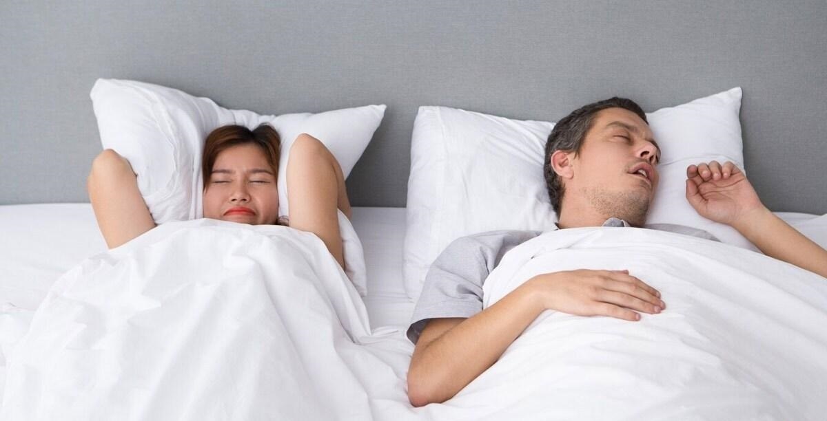 چگونه فقط با تغییر وضعیت خواب می‌توان خروپف را کاهش داد؟