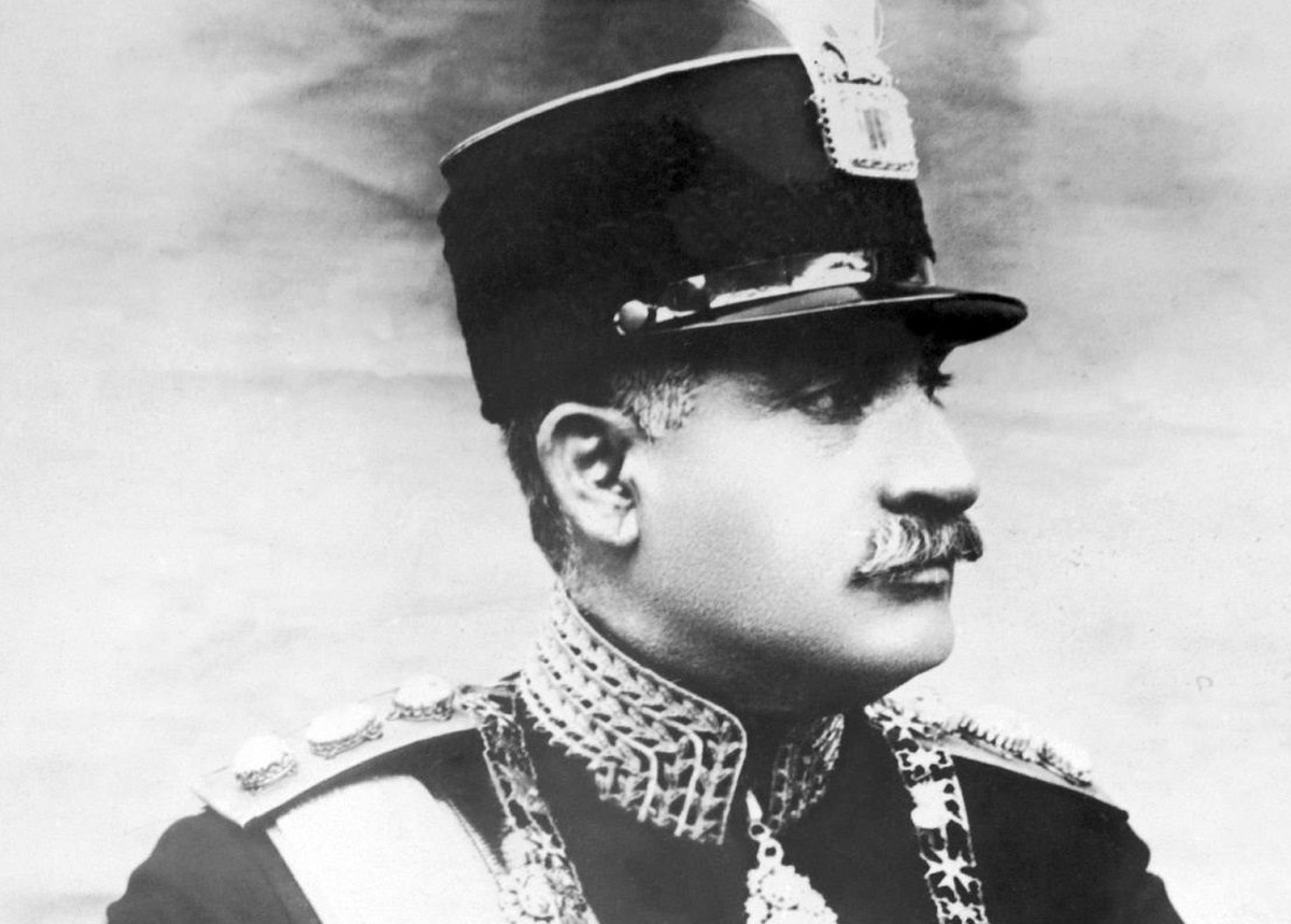 عکس/ «رضاخان در کنار بقایای جمجمه کریم خان زند»؛ سال ۱۳۰۴