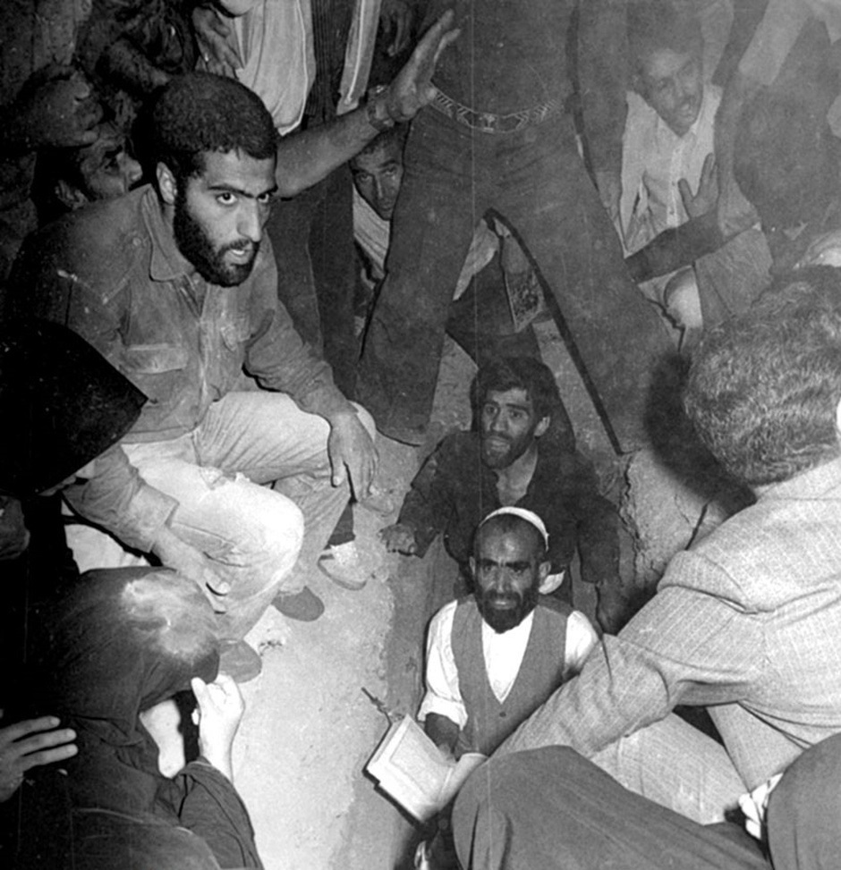 عکس/ لحظه خاکسپاری «آیت الله طالقانی»؛ سال ۵۸ عکس/ لحظه خاکسپاری «آیت الله طالقانی»؛ سال ۵۸
