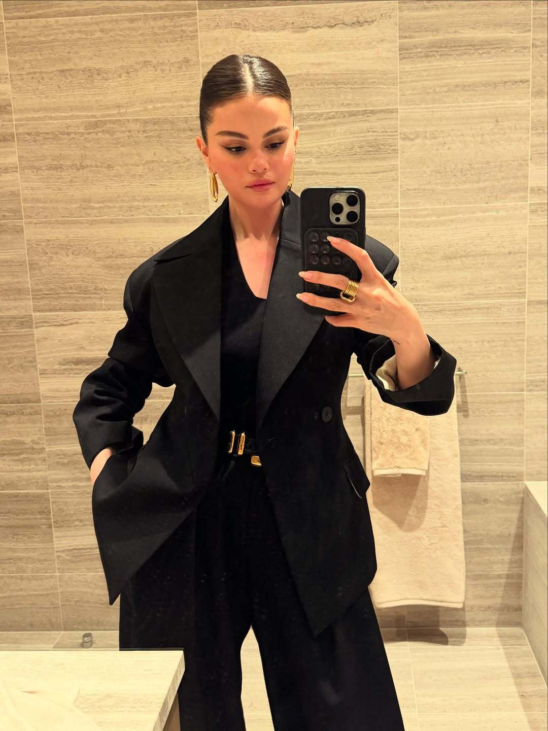 عکس/سلنا گومز با یک استایل مشکی عکس/سلنا گومز با یک استایل مشکی