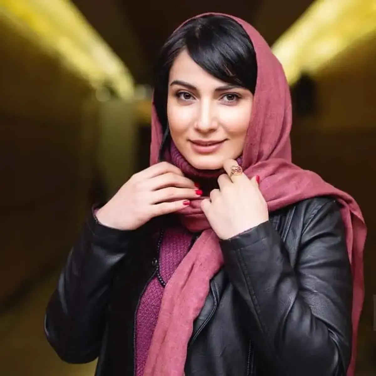 عکس بازیگر گردن زنی در لوکیشنی رویایی