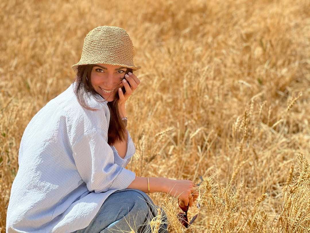 عکس بازیگر گردن زنی در لوکیشنی رویایی