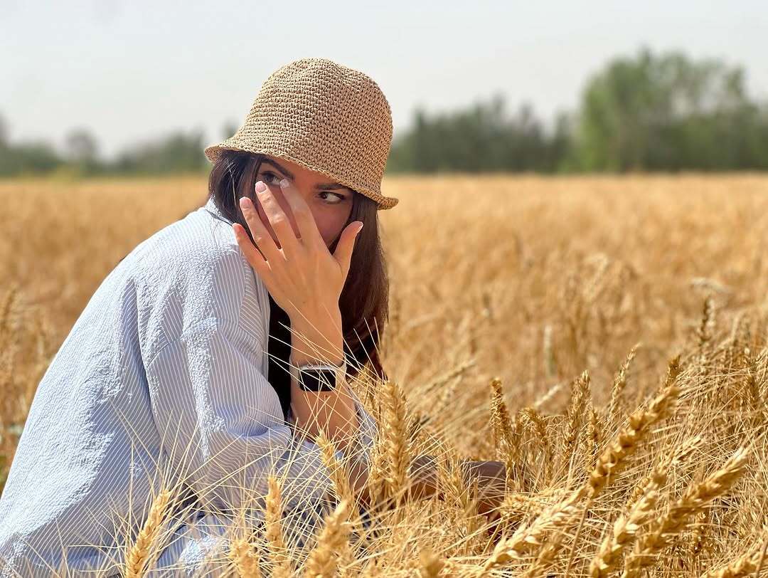عکس بازیگر گردن زنی در لوکیشنی رویایی
