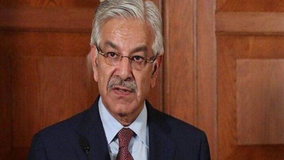 وزیر دفاع پاکستان: به هر شکل ممکن کنار ایران ایستاده‌ایم