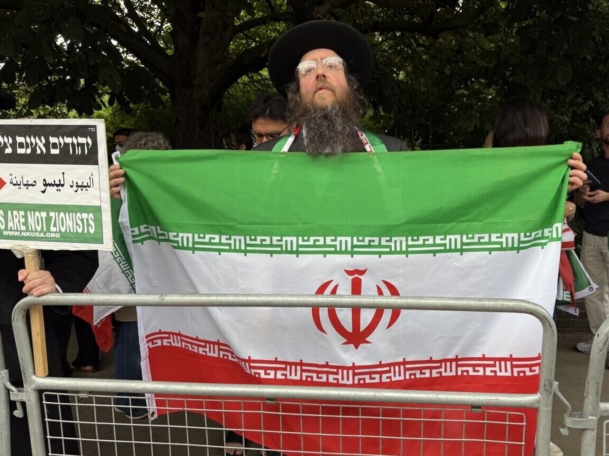 خاخام‌های یهودی با حمل پرچم ایران؛ تجاوز اسرائیل محکوم است