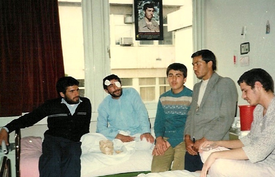عکس/ «سردار قاآنی» روی تخت بیمارستان در زمان جنگ؛ دهه ۶۰ عکس/ «سردار قاآنی» روی تخت بیمارستان در زمان جنگ؛ دهه ۶۰