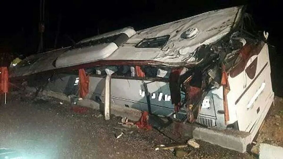 واژگونی اتوبوس در جاده اصفهان به دامغان با ۲۷ مصدوم