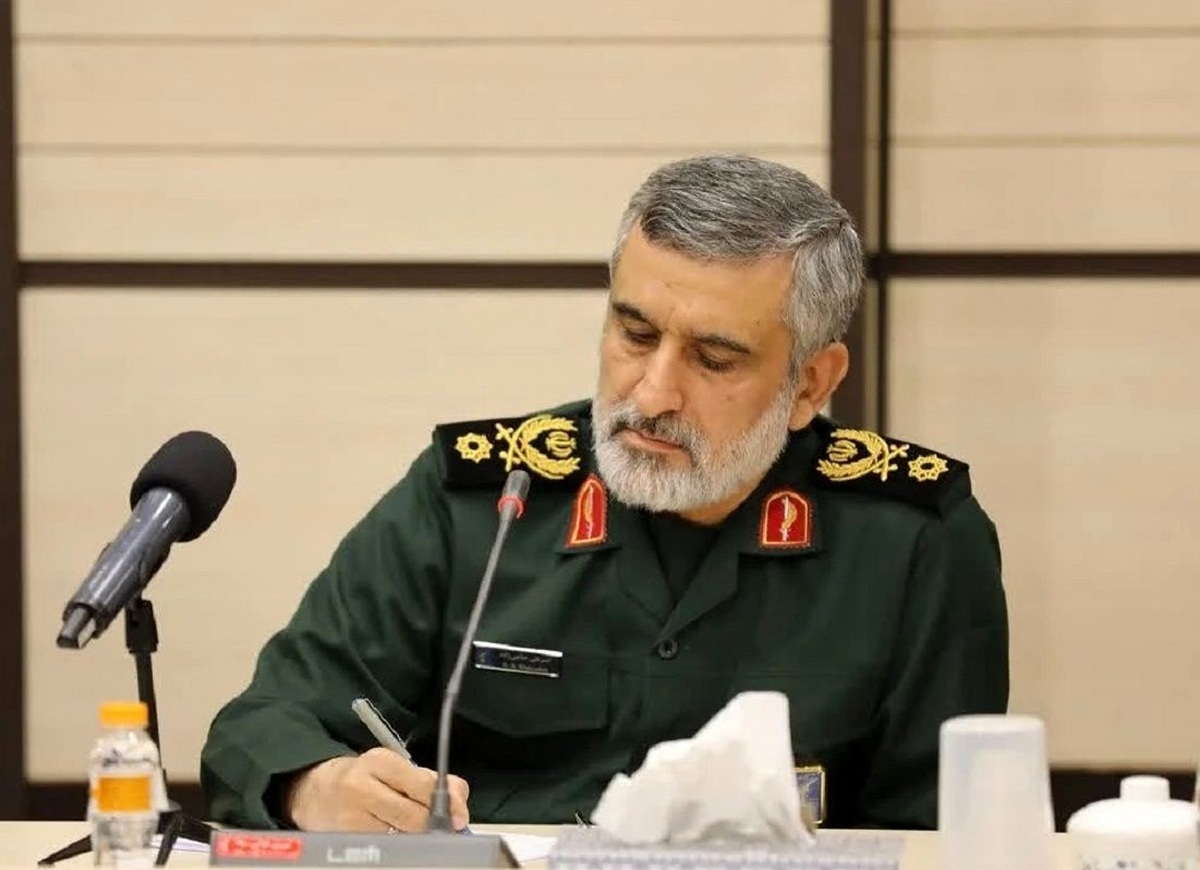 عکس/ «سردار حاجی زاده در کنار احمد کاظمی» در یک بازدید؛ دهه ۸۰