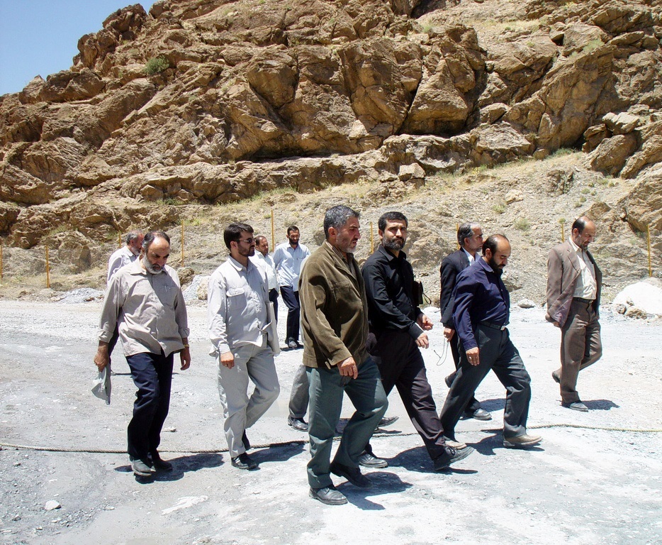 عکس/ «سردار حاجی زاده در کنار احمد کاظمی» در یک بازدید؛ دهه ۸۰