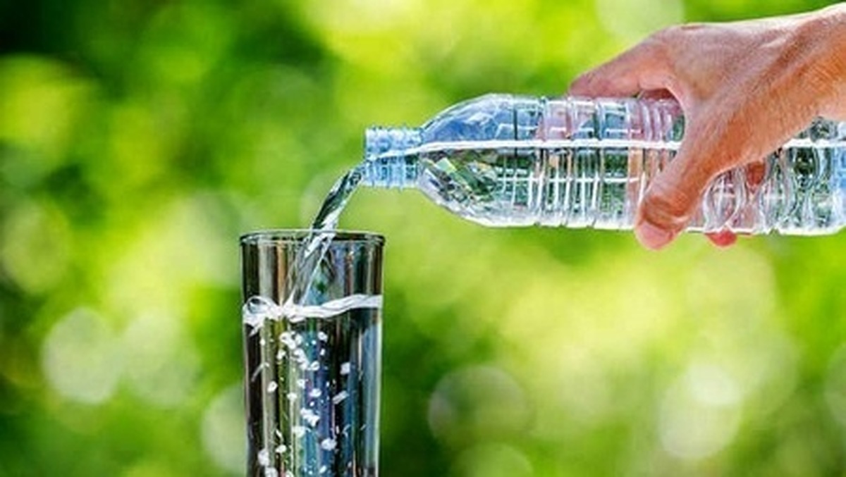 فواید و خطرات نوشیدن آب سرد و یخ