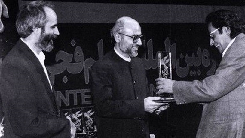 عکس/  «میرسلیم در حال اهدای سیمرغ به خسرو شکیبایی»؛ سال ۷۳
