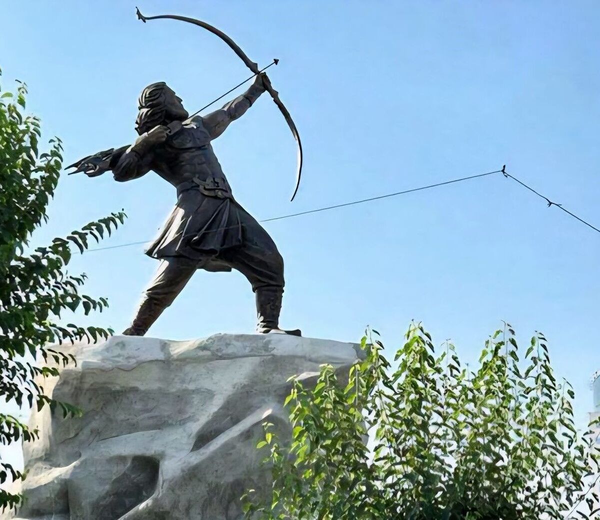 مجسمه آرش کمانگیر در میدان ونک تهران نصب شد