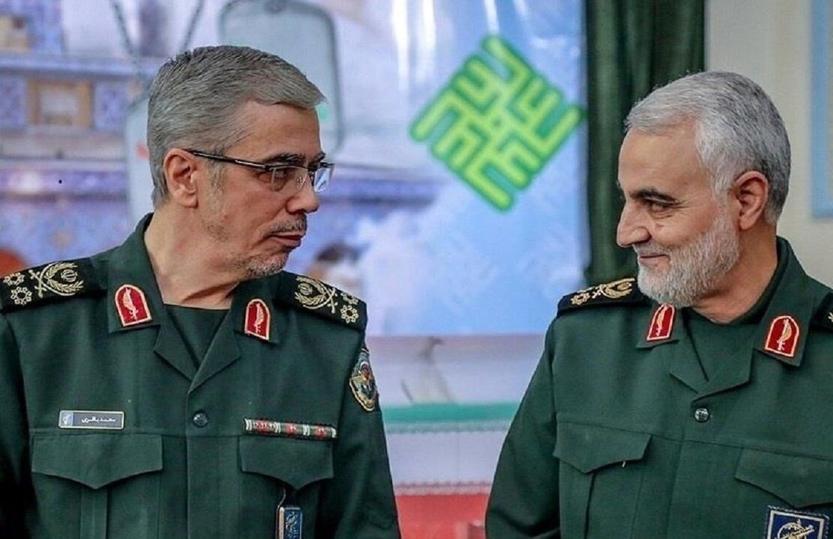 عکس/ «سرلشکر باقری در حال گریه کنار پیکر سردار سلیمانی»؛ سال ۹۸