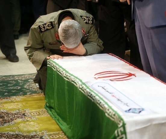 عکس/ «سرلشکر باقری در حال گریه کنار پیکر سردار سلیمانی»؛ سال ۹۸