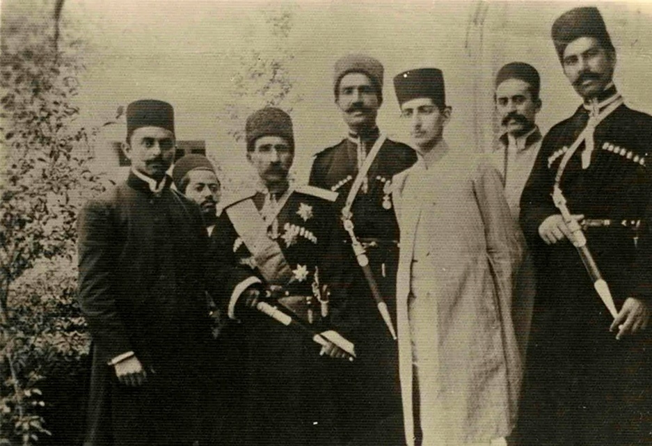 عکس/ «رضاخان و دیگران در حال نگهبانی از خانه فرمانفرما»؛ دهه ۱۲۸۰