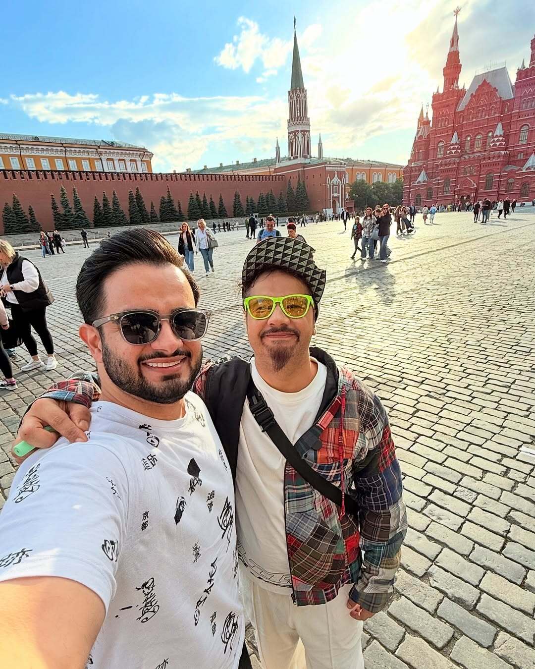 عکس/جولانِ علی صادقی و رپر معروف در میدان سرخ روسیه!