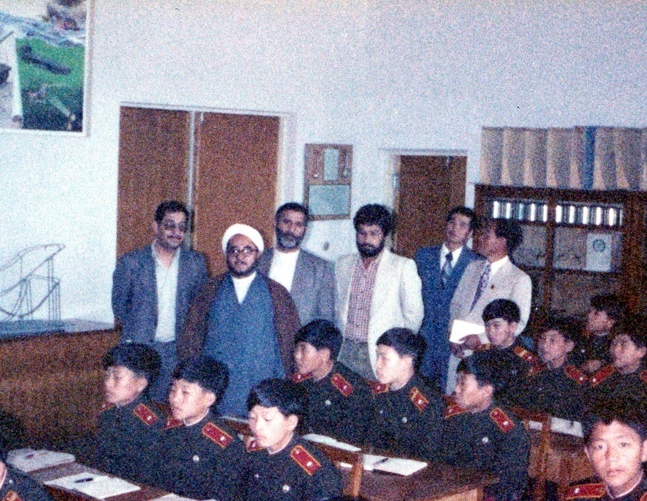 عکس/ «محمدصادق خلخالی در یک مدرسه نظامی در کره شمالی»؛ دهه ۶۰