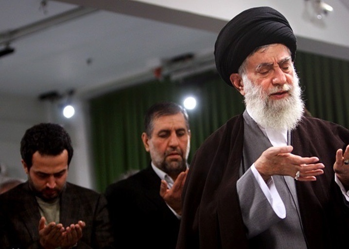 عکس/ نماز خواندن «مصطفی زمانی» پشت سر رهبر انقلاب؛ سال ۱۳۸۸
