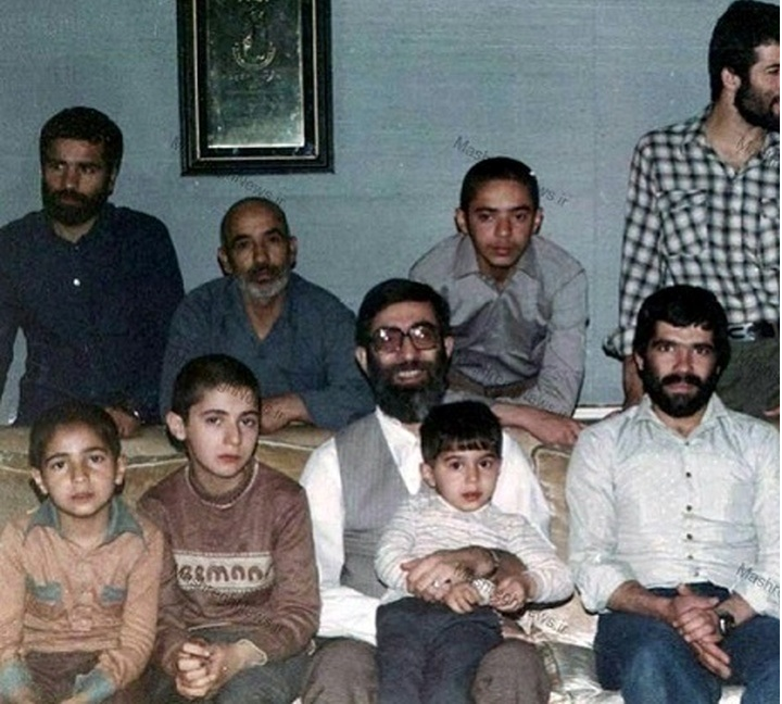 عکس/ «سید مجتبی خامنه‌ای، فرزند رهبر انقلاب» در ۱۲ سالگی در کنار پدر؛ دهۀ ۶۰