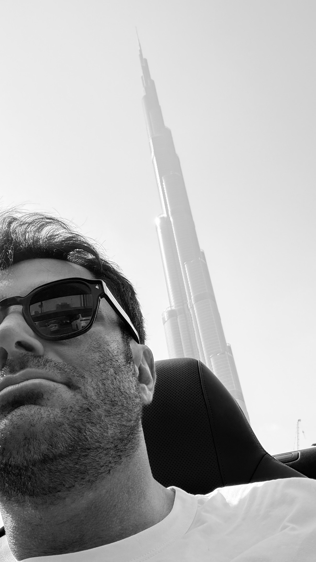 عکس هنری رضا گلزار با برج خلیفه