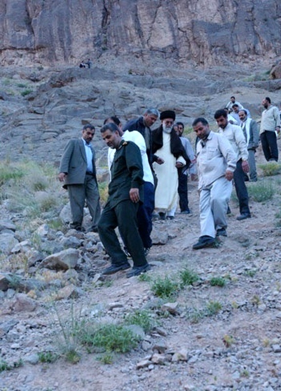 عکس/«سردار سلیمانی» در حال کوه‌پیمایی در کنار «رهبر انقلاب» در کرمان؛ سال ۱۳۸۴