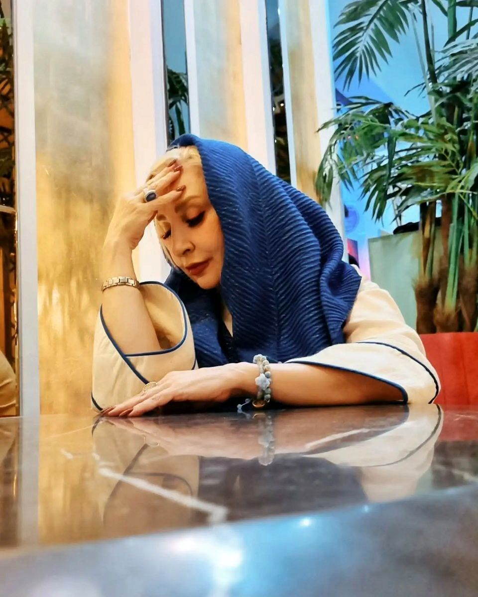 عکس/چهره مرجانه گلچین در کافه با اکسسوریهای عجیب عکس/چهره مرجانه گلچین در کافه با اکسسوریهای عجیب