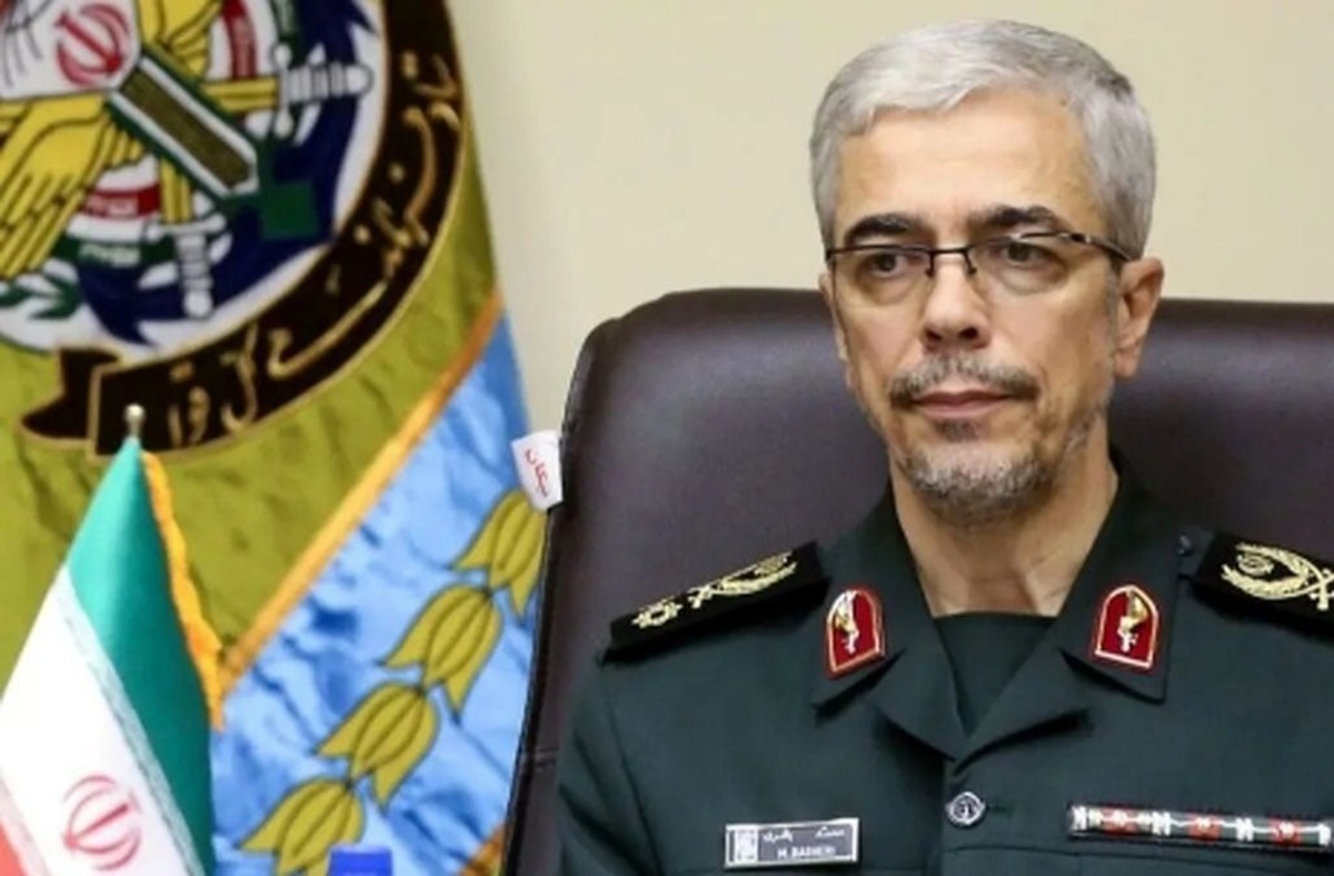 عکس/ «سرلشکر باقری در حال ادای احترام نظامی به پرچم ایران»؛ سال ۹۶