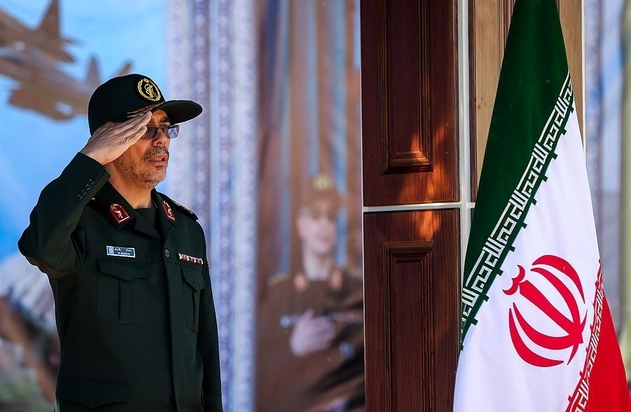 عکس/ «سرلشکر باقری در حال ادای احترام نظامی به پرچم ایران»؛ سال ۹۶ عکس/ «سرلشکر باقری در حال ادای احترام نظامی به پرچم ایران»؛ سال ۹۶