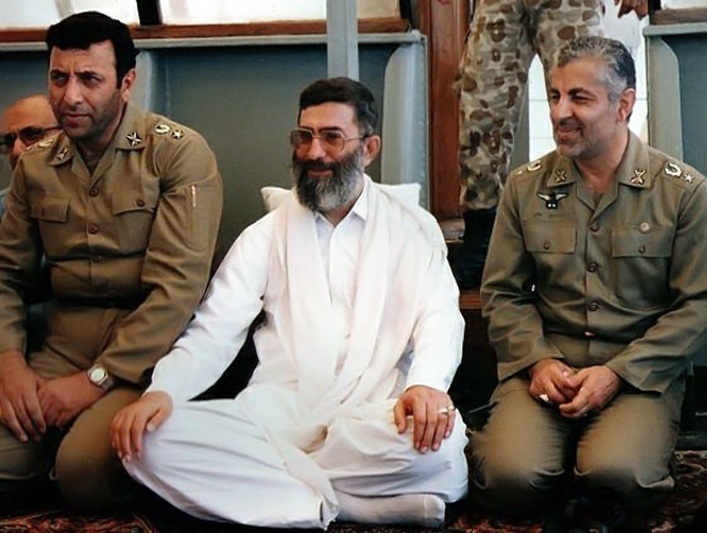 عکس/ رهبر انقلاب با لباس بلوچی در کنار «سرلشکر سلیمی، فرماندۀ سابق ارتش»؛ دهۀ ۶۰ عکس/ رهبر انقلاب با لباس بلوچی در کنار «سرلشکر سلیمی، فرماندۀ سابق ارتش»؛ دهۀ ۶۰