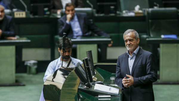 نامه ۲۴ نماینده مجلس به پزشکیان: مصاحبه با خبرنگار آمریکایی خلاف وحدت بود