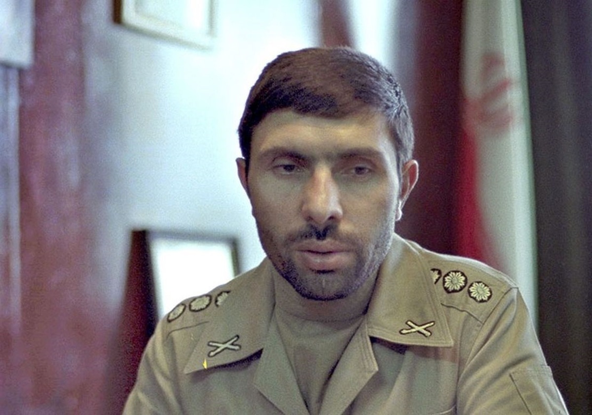 عکس/ «شهید صیاد شیرازی» در میان رزمندگان کُرد در جنگل؛ سال ۱۳۵۹