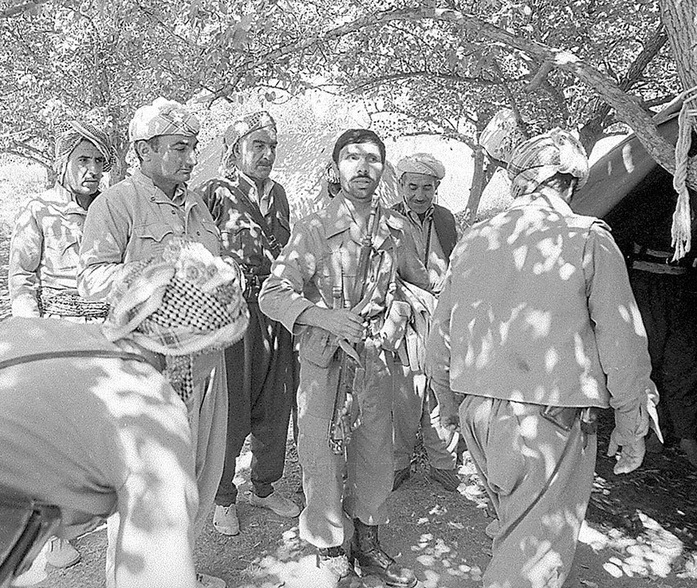عکس/ «شهید صیاد شیرازی» در میان رزمندگان کُرد در جنگل؛ سال ۱۳۵۹ عکس/ «شهید صیاد شیرازی» در میان رزمندگان کُرد در جنگل؛ سال ۱۳۵۹