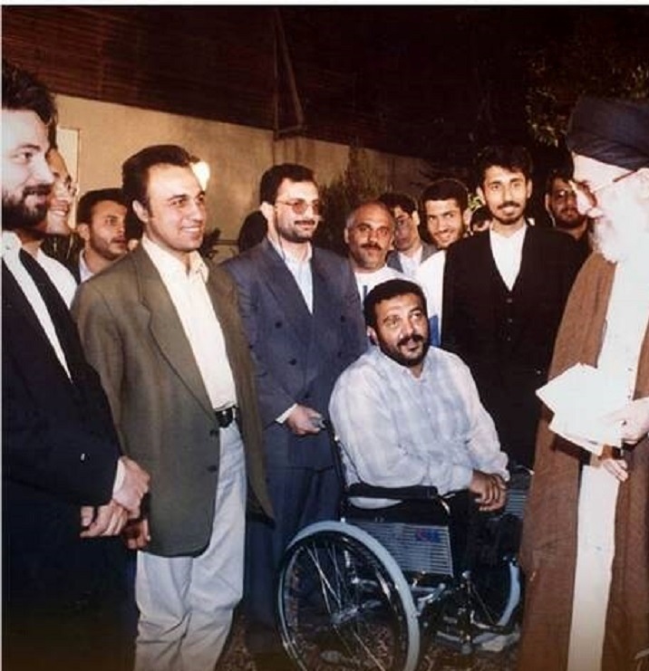 عکس/تصویری قدیمی از رضا عطاران و حسن جوهرچی در حیاط بیت رهبری