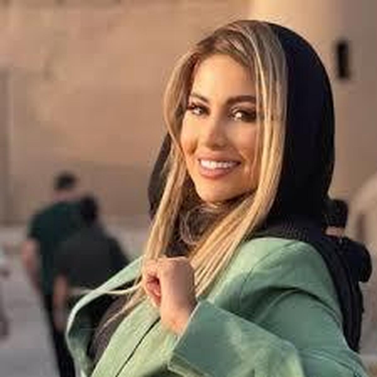 عکس/استایل همسر خواننده معروف در یک کافه