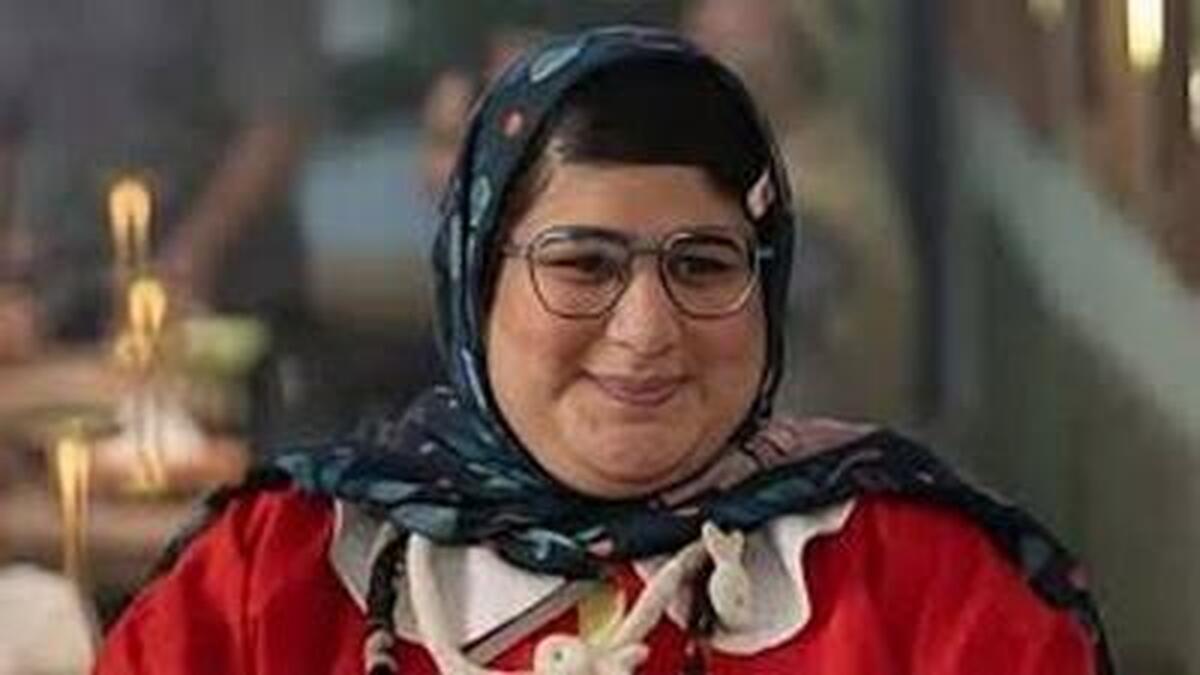 عکس/استایل کودکانه بازیگر قهوه پدری در یک کافه لاکچری