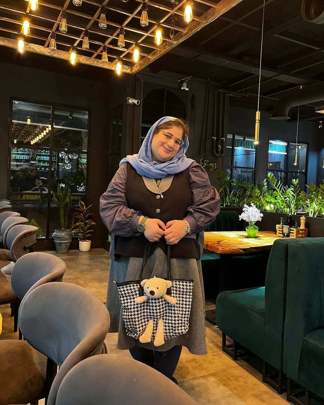 عکس/استایل کودکانه بازیگر قهوه پدری در یک کافه لاکچری