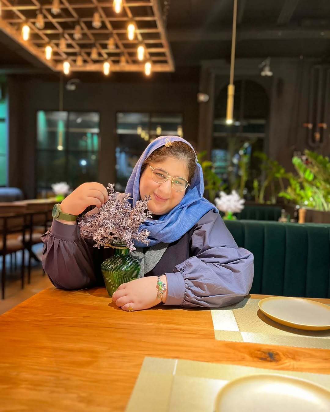 عکس/استایل کودکانه بازیگر قهوه پدری در یک کافه لاکچری