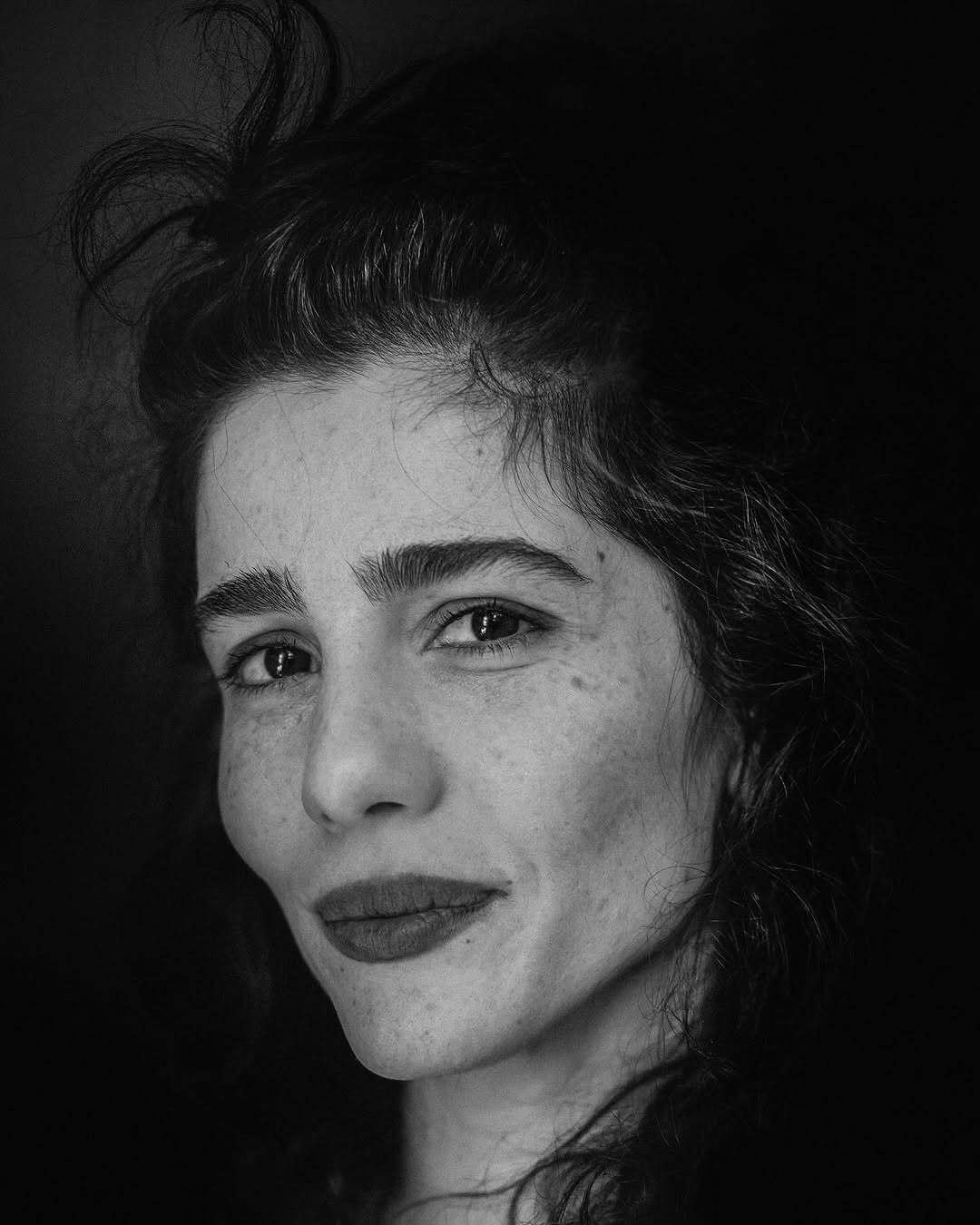 عکس هنری بازیگر جذابِ سریال سیاوش با ژستی متفاوت